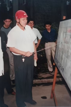 2000年8月16日，第十屆全國人大常委會副委員長（時任國家經貿委主任）盛華仁（中）蒞臨公司視察。