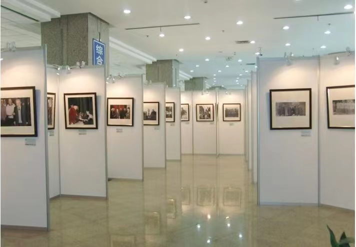 國畫藝術(shù)與商業(yè)展覽的橋梁 深圳專業(yè)八棱柱展板租賃工廠與服務(wù)